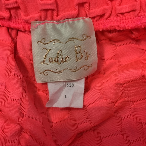 Zadie B’s brand peachy pink textured skirt.
Size Large - Picture 2 of 2